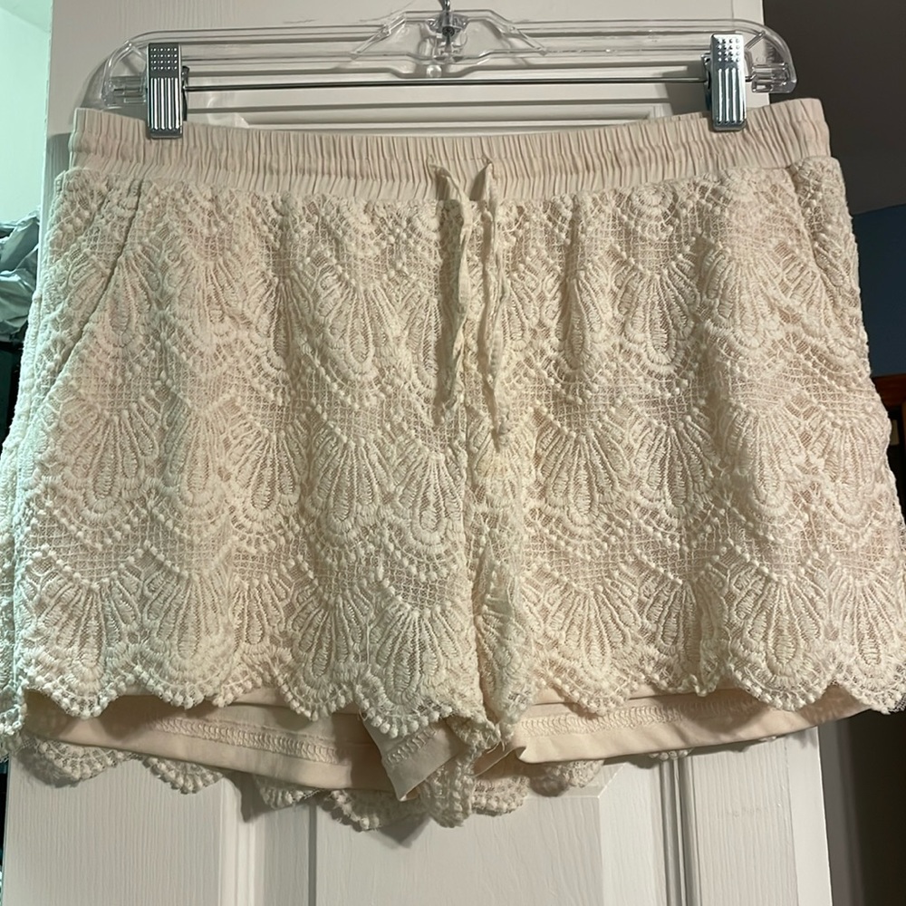 Adorable Francesca’s Brand Ivory Lace Shorts with lining! Size medium !